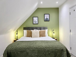 Month-long availability, Beautiful flat 2min walk to station, with parking